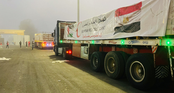 قافلة “زاد العزة” الـ113 تدخل إلى الفلسطينيين فى قطاع غزة