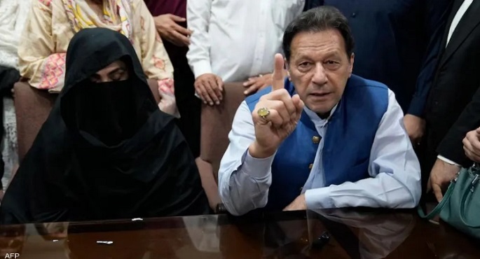 محكمة باكستانية تقضى بسجن عمران خان وزوجته 17 عاما فى قضية فساد