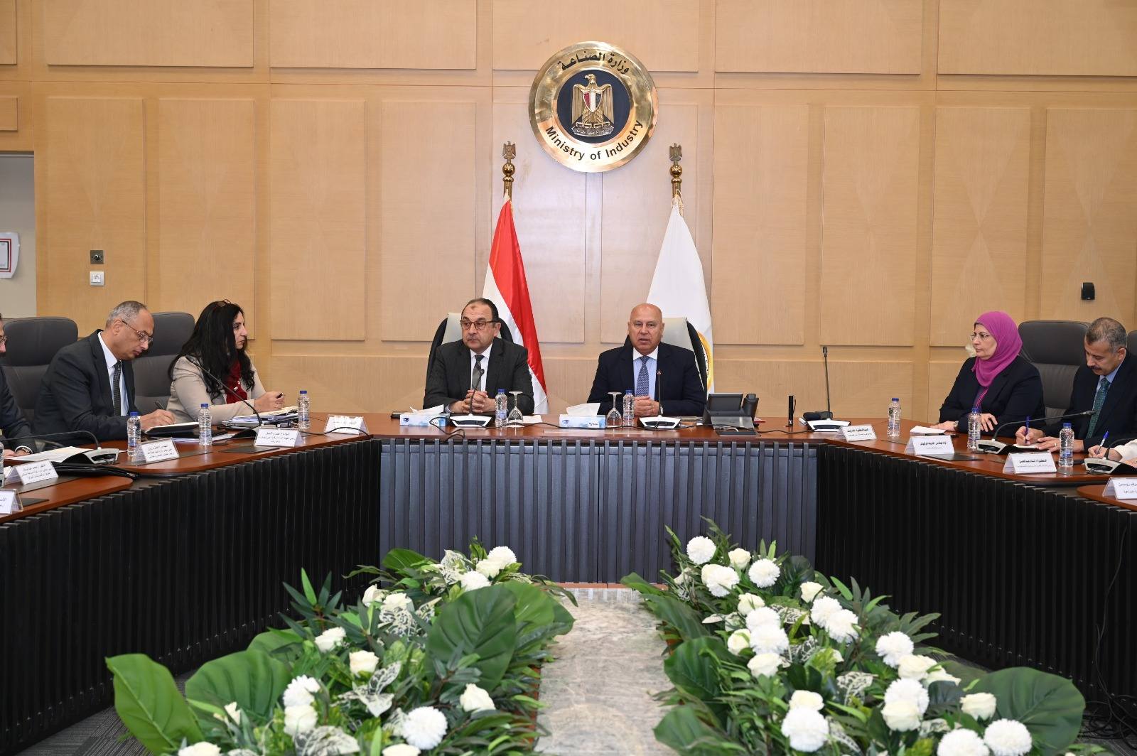 كامل الوزير: تكثيف جهود التصدى للتهرب الجمركى والممارسات الضارة بالصناعة