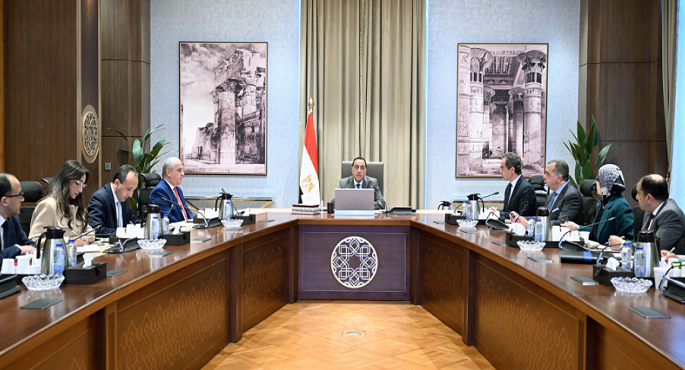 الحكومة تبحث وضع حلول جذرية للمشكلات المالية لـ”ماسبيرو” والصحف القومية