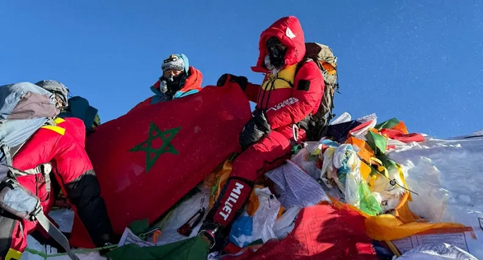 مغربية تتحدى العمر وتعتلى أصعب القمم