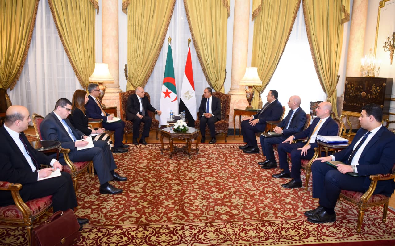 وزير الخارجية ونظيره الجزائرى يبحثان سبل دعم العلاقات الثنائية
