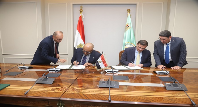 بالصور.. وزير الزراعة يوقع اتفاقية تجديد استضافة مصر للمركز الدولى للأسماك