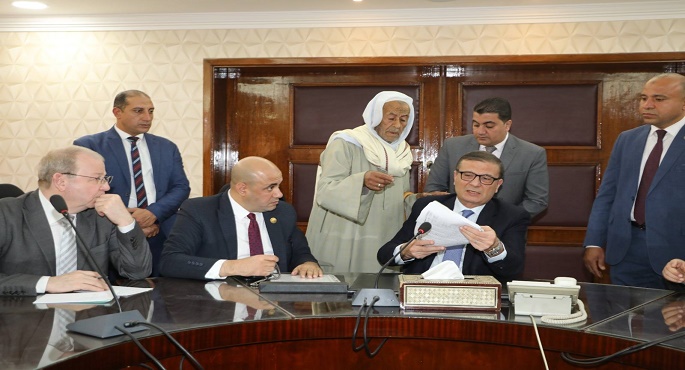 وزير الزراعة يستقبل مزارعى ومنتفعى الإصلاح الزراعى ويوجه بصرف الأسمدة فورًا دون ربطها بالمديونيات