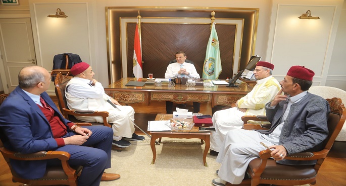 وزير الزراعة يلتقى وفد من عمد ومشايخ مطروح ويوجه بدعم المزارعين بشتلات الزيتون وسلالات الأغنام