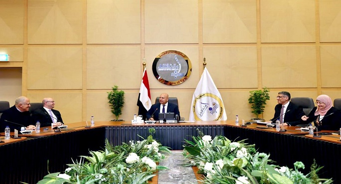 وزير الصناعة والنقل يبحث الموقف التنفيذي لمرافق المنطقتين الصناعيتين بأبو رواش وكوم أبو راضى
