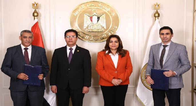 وزيرة التنمية المحلية ورئيس جامعة بنها يشهدان التوقيع على برتوكول لإعداد كوادر المحليات
