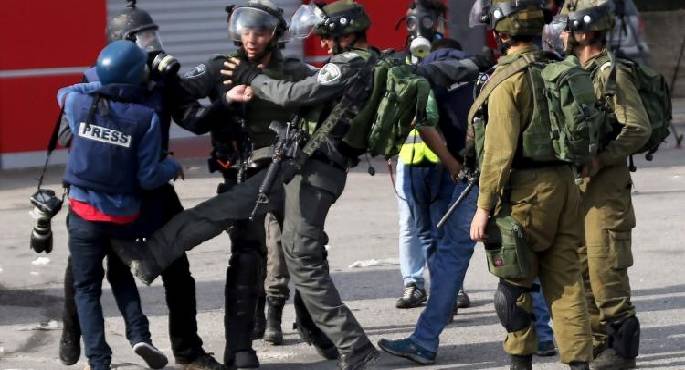 الاحتلال الاسرائيلى يحتجز عددا من الصحفيين فى قرية الشباب