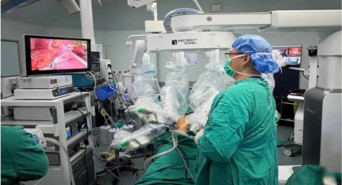 روبوت صينى يجرى جراحة معقدة على خنزير دون تدخل بشرى
