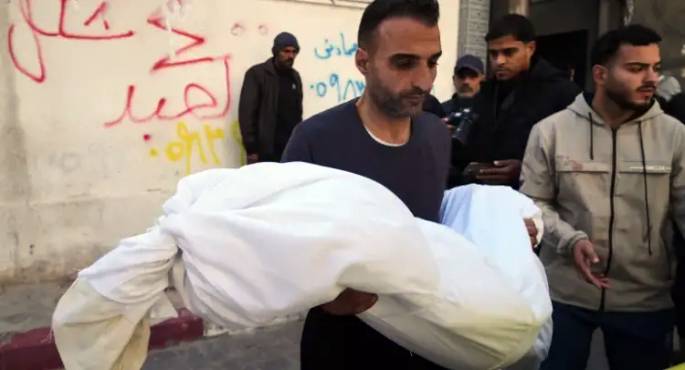 18 شهيدا جراء غارات إسرائيلية على خيام النازحين بغزة خلال الساعات الماضية