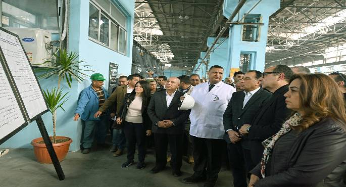 مدبولى يتفقد خط الإنتاج الجديد لـ “السلك” بشركة مصر للألومنيوم بطاقة 60 ألف طن سنويًا