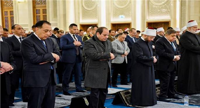 الرئيس السيسى يؤدى صلاة الفجر بمسجد العزيز الحكيم بالمقطم إيذانا بافتتاحه