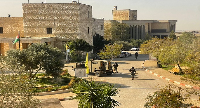 الاحتلال الإسرائيلى يقتحم جامعة بيرزيت برام الله ويطلق الرصاص الحى وقنابل الغاز