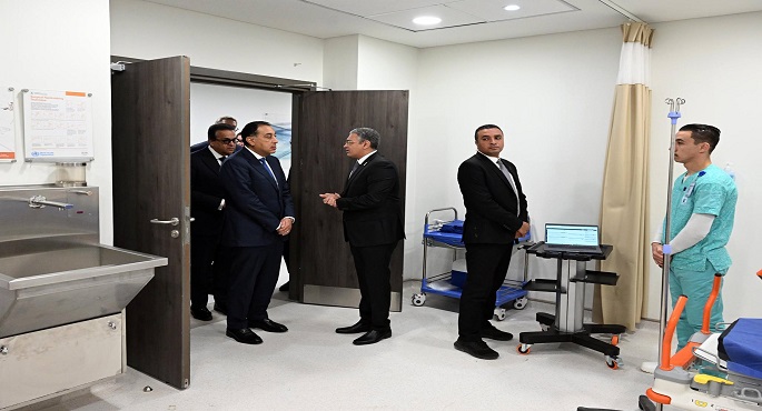 رئيس الوزراء يتفقد عددًا من الأقسام المختلفة بمستشفى كليوباترا التجمع (سكاى)