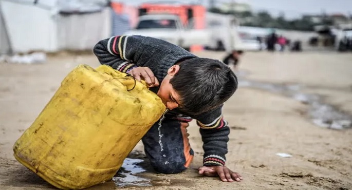 الأونروا : العائلات النازحة فى غزة تواجه صعوبات كبيرة فى الحصول على مياه شرب نظيفة
