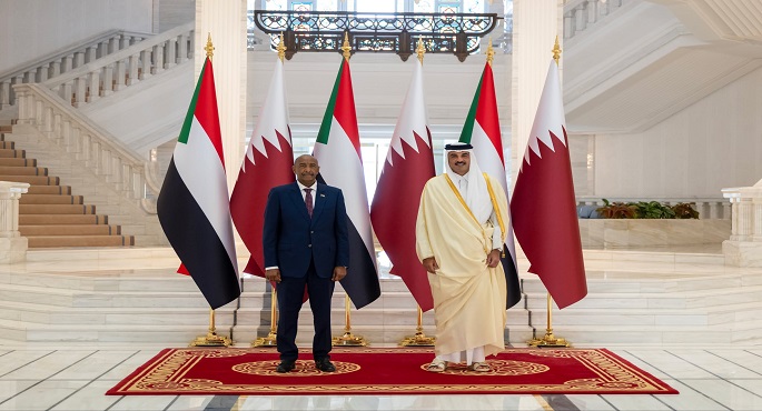 أمير قطر يبحث مع البرهان تطورات الأوضاع بالسودان