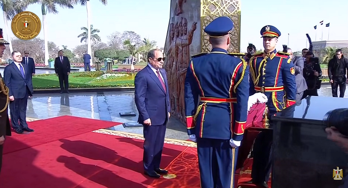 بالفيديو .. الرئيس السيسى يضع إكليلًا من الزهور على النصب التذكارى لشهداء الشرطة