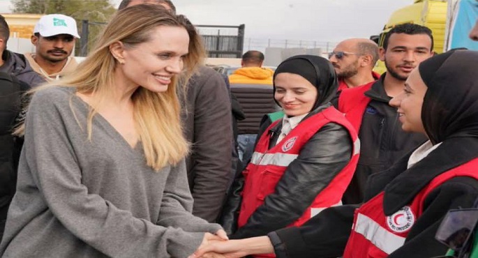 الهلال الأحمر المصرى يستقبل النجمة العالمية انجلينا جولى بمركزه اللوجيستى الرئيسى لدعم غزة