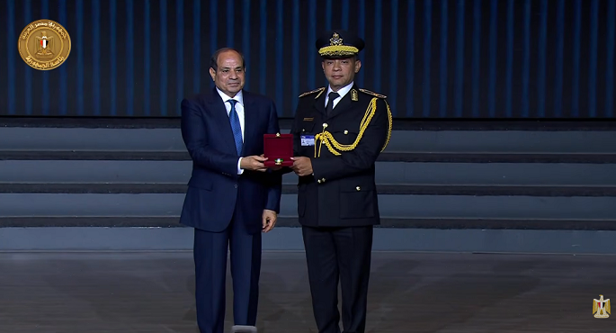 بالفيديو .. الرئيس السيسى يكرم عددًا من أعضاء هيئة الشرطة تقديرا لعطائهم وإخلاصهم