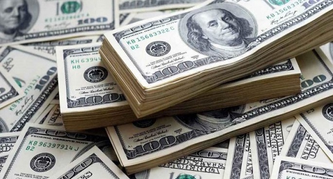 الدولار يرتفع لأعلى مستوى في أسبوعين بعد التدخل الأمريكى فى فنزويلا