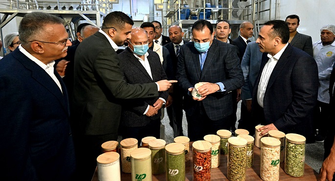 رئيس الوزراء يتفقد مصنع الشركة المتحدة لتجفيف الحاصلات الزراعية