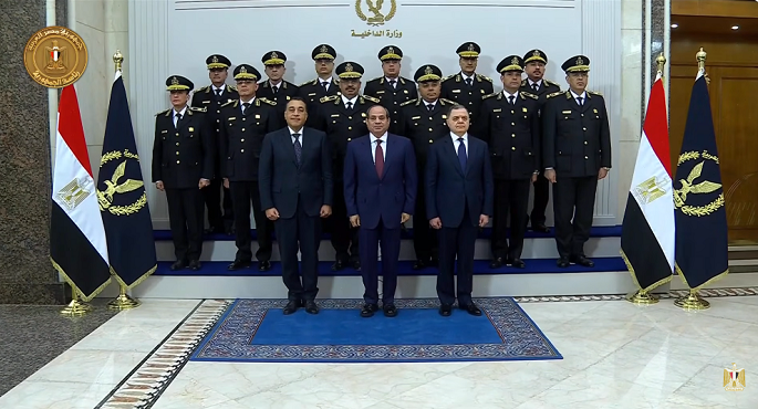 الرئيس السيسى يتوسط صورة تذكارية مع وزير الداخلية وأعضاء المجلس الأعلى للشرطة