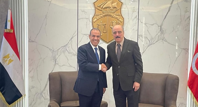 وزير الخارجية يصل إلى تونس ويستقبله نظيره التونسى بمطار قرطاج