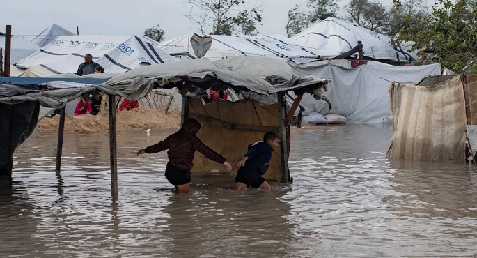 المنظمات الأهلية الفلسطينية: المنخفض الجوى الأخير أدى لدمار قرابة 10 آلاف خيمة على شاطئ غزة