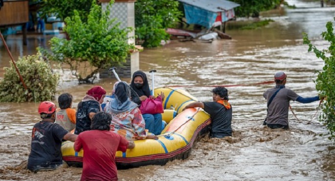إندونيسيا تعلن حالة الطوارئ بعد فيضانات مفاجئة أودت بحياة 16 شخصًا فى جزر سولاويزى الشمالية