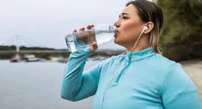 أخطاء شائعة عند شرب الماء تهدد الكلى