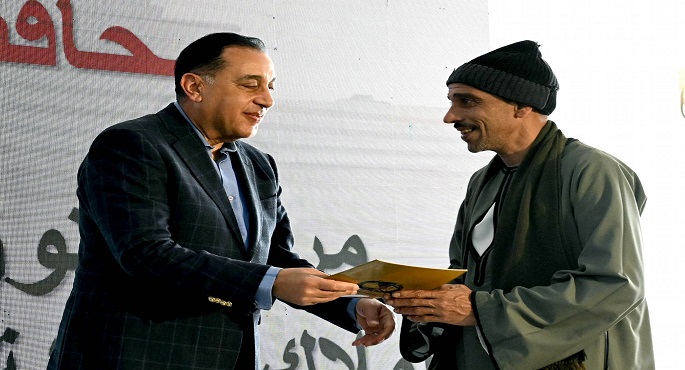 بالفيديو .. مدبولى يسلم عقود وحدات سكنية بحى جنوب مدينة المنيا وعقود تقنين أملاك الدولة