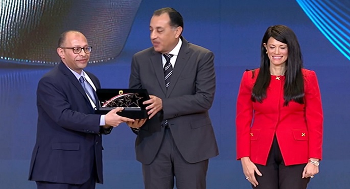 بالفيديو .. رئيس الوزراء يكرم عددا من الفائزين بجوائز التميز الحكومى