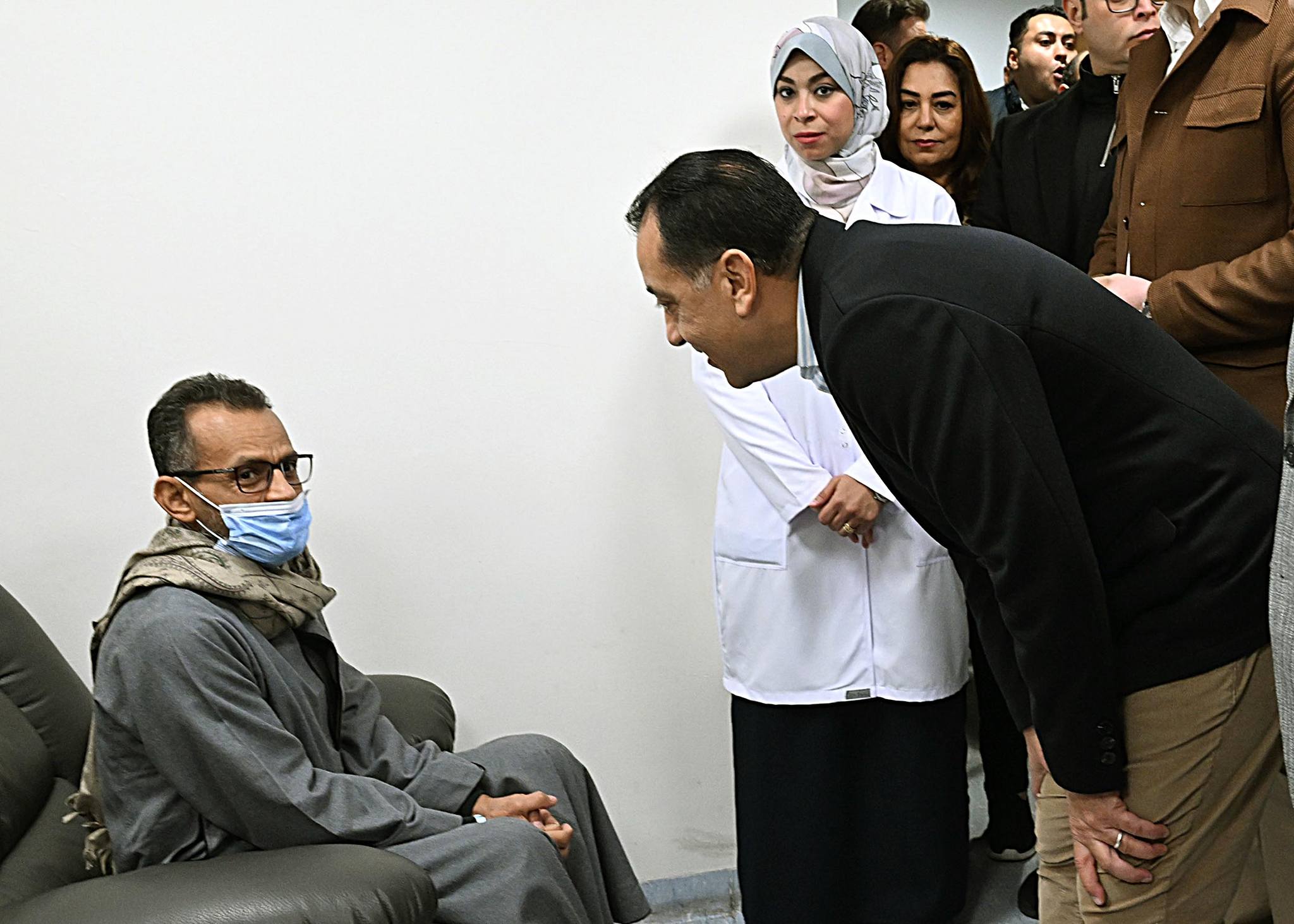 خلال تفقده مستشفى الكرنك : رئيس الوزراء يجري حوارًا وديًا مع المرضى