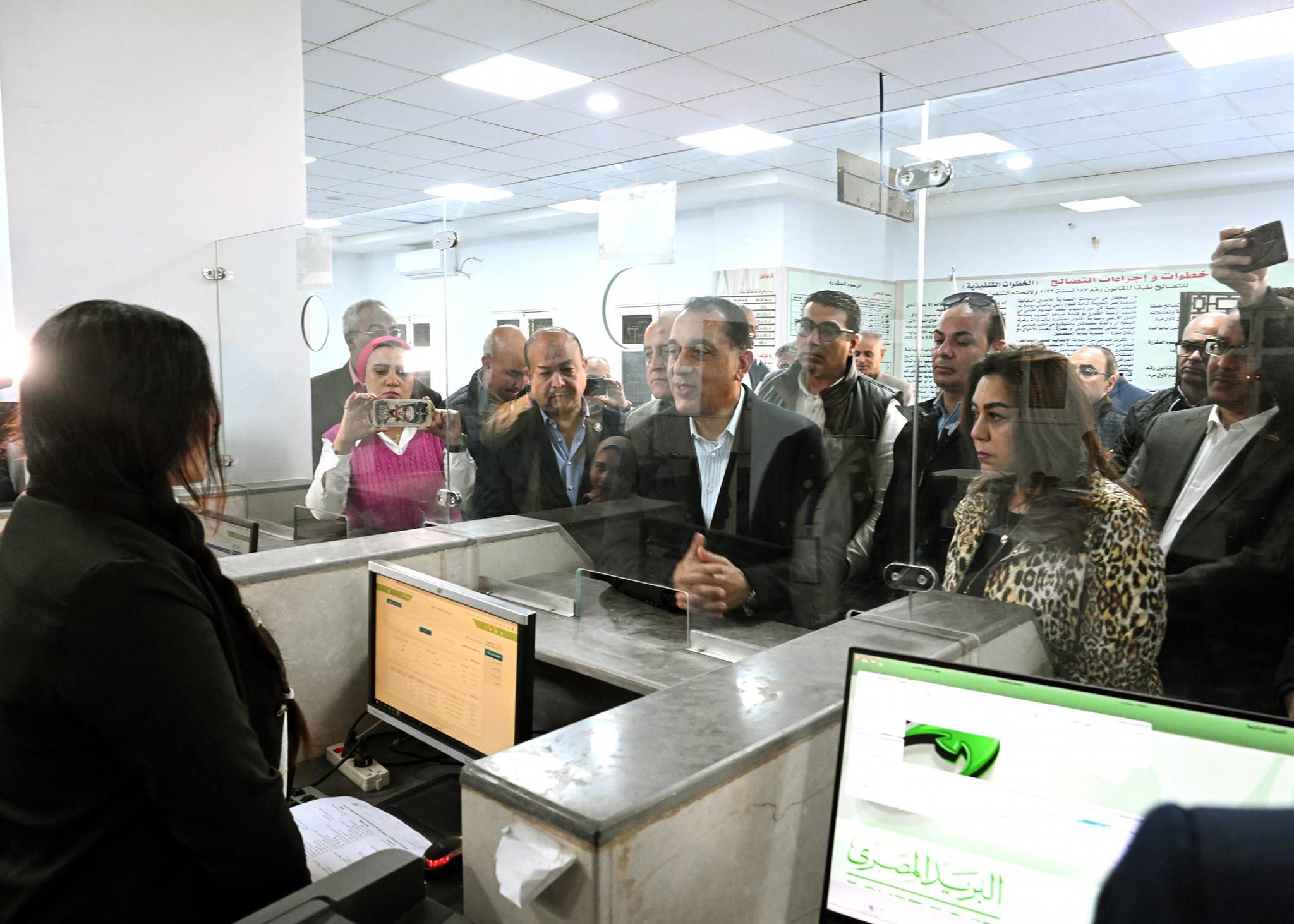 رئيس الوزراء يتفقد مجمع خدمات المواطنين بقرية “الرياينة” ضمن “حياة كريمة”