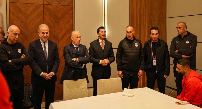 وزير الرياضة وأبو ريدة يقدمون التهنئة للمنتخب عقب الفوز على بنين ٣ / ١ والتأهل لدور الثمانية
