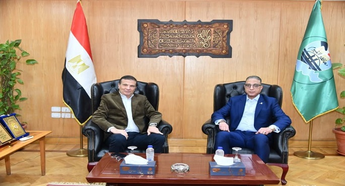 وزير الزراعة يبحث مع محافظ الفيوم تعزيز التعاون فى مجالات التنمية الزراعية ودعم المزارعين