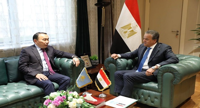 وزير الصحة يبحث التعاون فى تكنولوجيا تصنيع الأدوية مع سفير كازاخستان