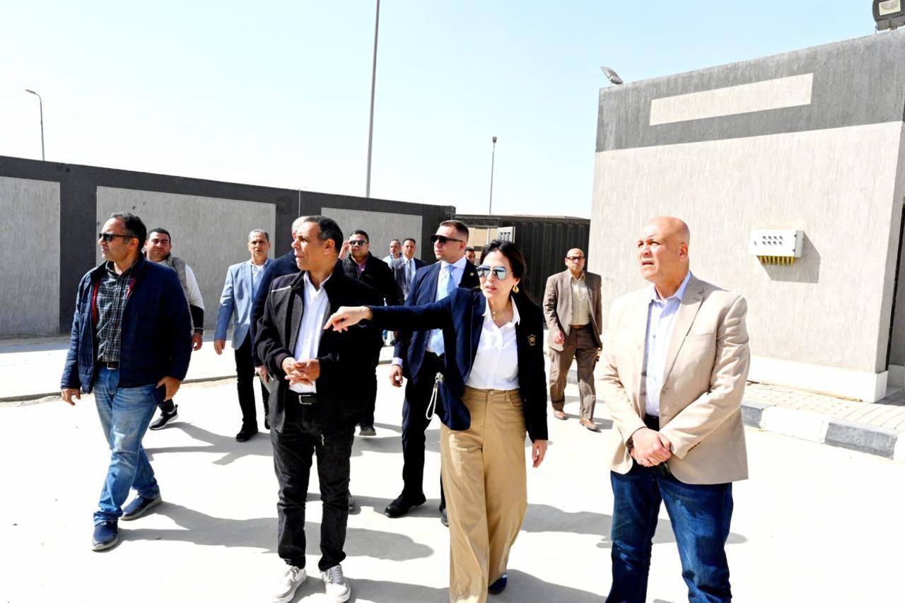 وزيرة الإسكان تتفقد مشروع المحطة الوسيطة للمخلفات بمدينة العبور
