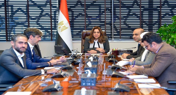 منال عوض تبحث مع شركة كلين كربون عرض نموذج لتحويل المخلفات إلى وقود بديل عالى الجودة لمصانع الأسمنت