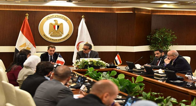 وزير الصحة يبحث مع سفير فرنسا دعم علاج مرضى الأورام القادمين من غزة بمستشفى “جوستاف روسى”