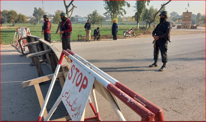 الجيش الباكستانى : مقتل 11 عنصرا أمنيا وطفل فى هجوم مسلح