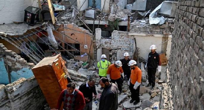 مقتل وإصابة 14 شخصا جراء وقوع انفجار قرب مركز للشرطة في باكستان
