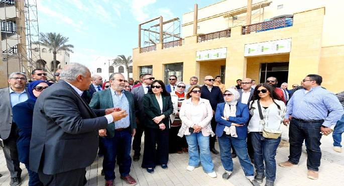 وزيرة الإسكان تقوم بجولة موسعة بمشروع “حدائق تلال الفسطاط”