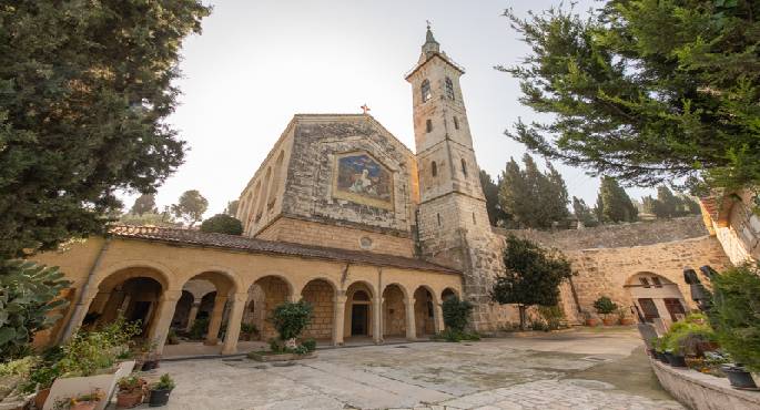 مستعمرون اسرائيليون يعتدون على كنيسة الزيارة فى عين كارم فى القدس