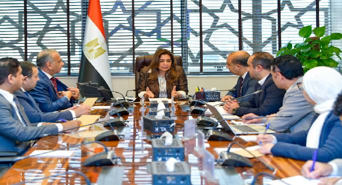 وزيرة التنمية المحلية والبيئة تبحث عملية تداول المخلفات الخطرة داخل حدود المنشآت الطبية والصحية