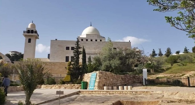 من الأردن, كهف “أهل الكهف” شاهد على قصة خالدة تتردد آياتها أسبوعيا