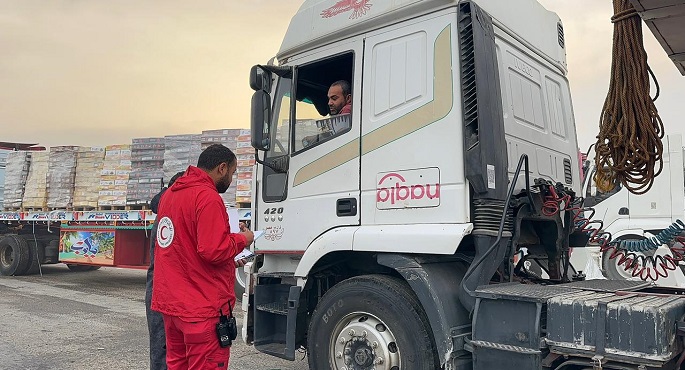 الهلال الأحمر المصرى يدفع بأكثر من 250 ألف سلة غذائية عبر قافلة “زاد العزة” 140 ويستقبل الدفعة الـ 12 من الأشقاء الفلسطينيين