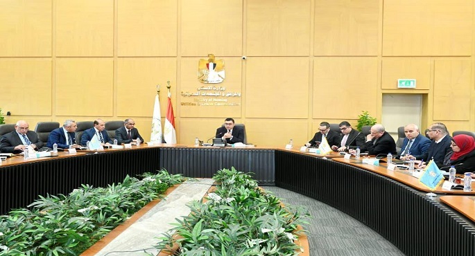 وزير الإسكان يعقد اجتماعا موسعا مع رؤساء ومسئولى الجهات التابعة للوزارة لمتابعة ملفات العمل