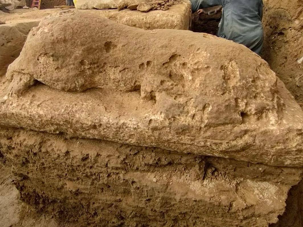 الآثار: الكشف عن مبنى من الحجر الجيرى يُرجّح انتماؤه لمعبد الملك أبريس بمنطقة ميت رهينة