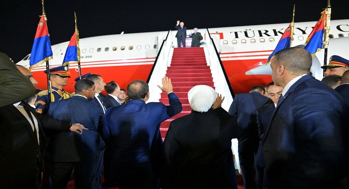 السيدة انتصار السيسى مودعة الرئيس أردوغان وقرينته: “من أرض الكنانة فى وداع ضيوف مصر الكرام”